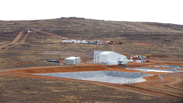 El PAD de lixiviación opera con riego por goteo sobre las pilas de mineral para extraer oro y plata.