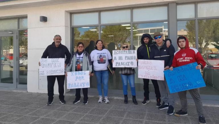 Caleta Olivia: Manifestación de familiares de Pablito Vega frente a la sede de OSPE.