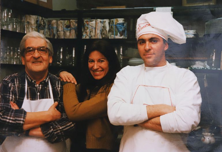 El Loco Gutiérrez, cocinero proveniente de Buenos Aires, Silvana (encargada de taquilla) y Fabián Tío Pérez, a quien se le ocurrió la idea de darle de comer a la gente a las ¡4 de la mañana! Spaghetti, paella, ravioles y hasta asado, fueron algunos de los menú. Tan delirante como real. 