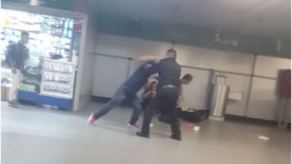 México: un policía fue noqueado por un vendedor