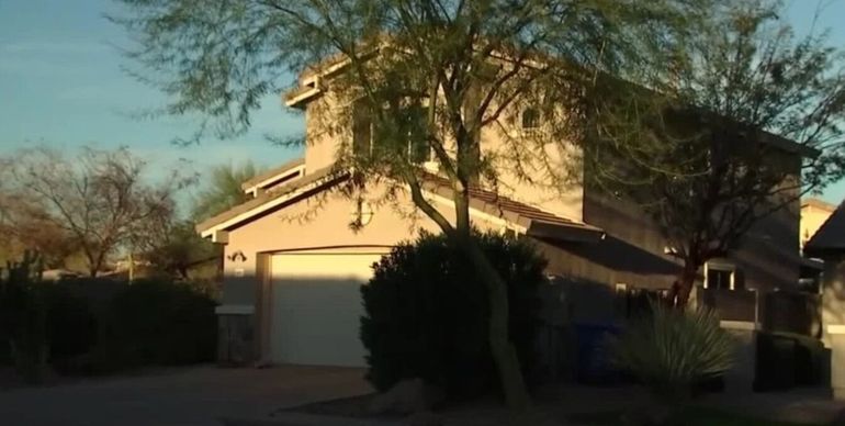 Una patrulla policial custodia la escena del crimen tras el hallazgo del cuerpo en el patio del vecino.