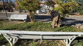 Personal municipal de Cipolletti obligó a tres personas a limpiar el desastre que provocaron en una plazoleta. | LM Neuquen Personal municipal de Cipolletti obligó a tres personas a limpiar el desastre que provocaron en una plazoleta.