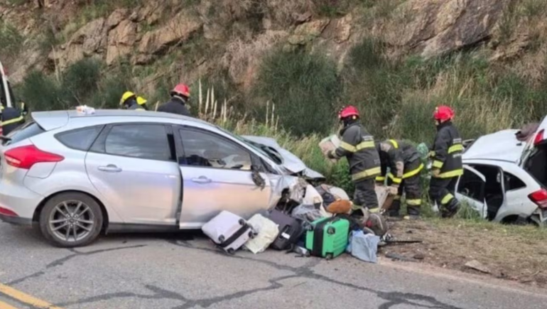 Volvían de un casamiento y chocaron de frente en una curva: hay cuatro muertos y tres heridos graves