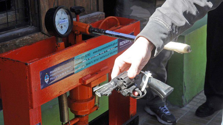 Un arma a punto de ser destruida en la máquina del Renar. Sólo de esa manera es sacada de circulación.