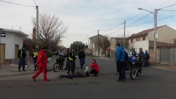 Dos ladrones escapaban en moto