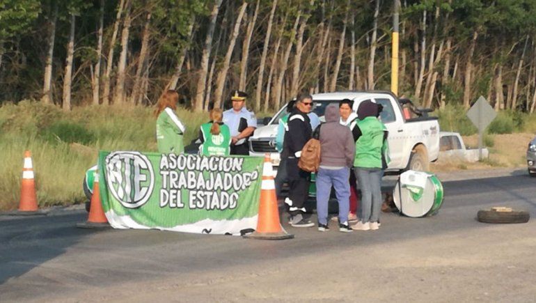 Por la polémica del pase a planta, municipales cortan Ruta 7 en El Chañar