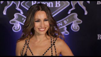 pampita y roberto garcia moritan a los besos en el semaforo pampita y roberto garcia moritan a los besos en el semaforo