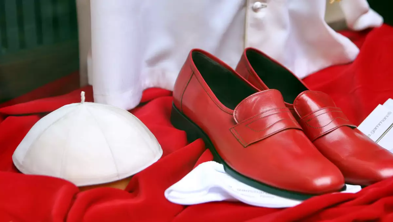 Una inusual competencia llega al Vaticano: ¿Quién vestirá al nuevo papa?