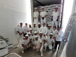 Los trabajadores de la Cooperativa felices por un nuevo hito. Exportan a Qatar y a todo el mundo árabe. Los trabajadores de la Cooperativa felices por un nuevo hito. Exportan a Qatar y a todo el mundo árabe.