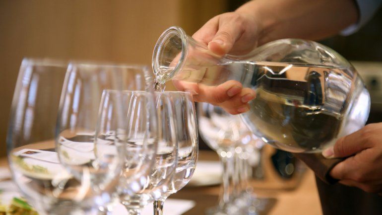 Muchos clientes reciben un no de los comercios al pedir agua gratis.