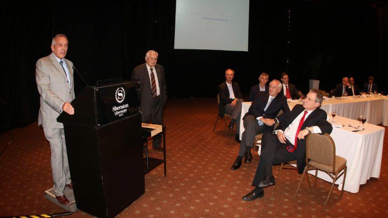 Sapag disertó en el Club del Petróleo