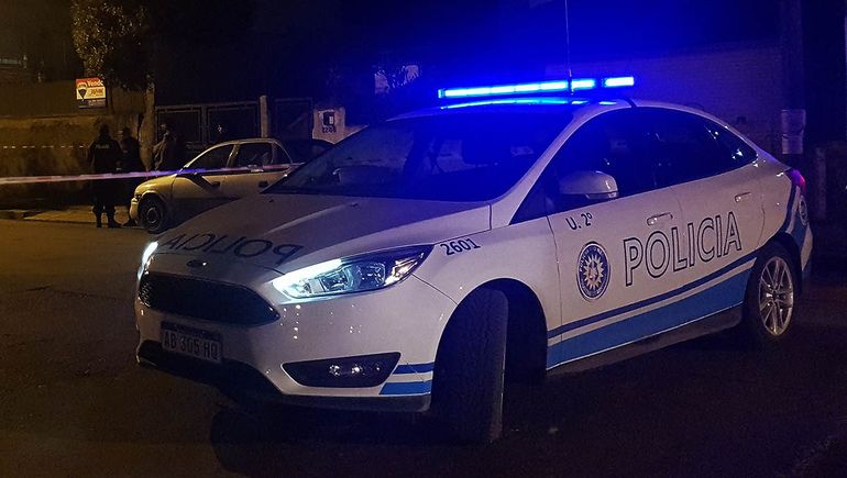 Intentaron robar una camioneta y chocaron contra un patrullero