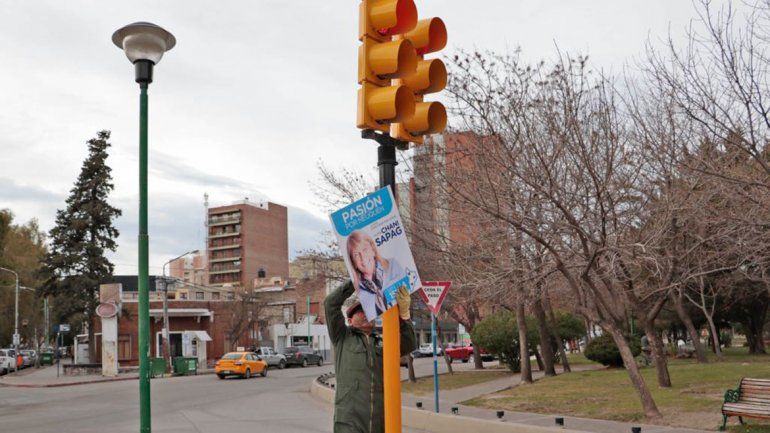 Una mala costumbre: usar cualquier espacio para hacer campaña.