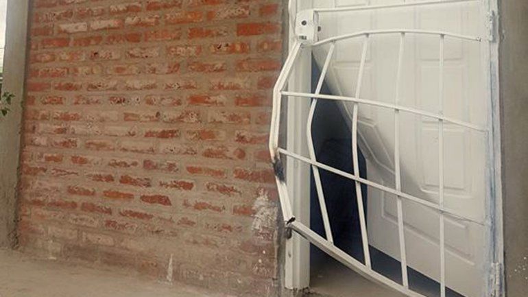 Destrozaron el ventiluz y la puerta de ingreso para acceder a la casita.