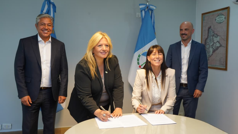 La senadora julieta Corroza y la diputada nacional Karina Maureria firmando el proyecto de ley
