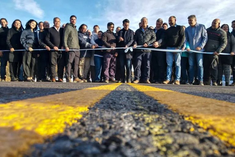 Rolando Figueroa inauguró el nuevo asfalto en la Ruta 23: Para el bienestar de la gente