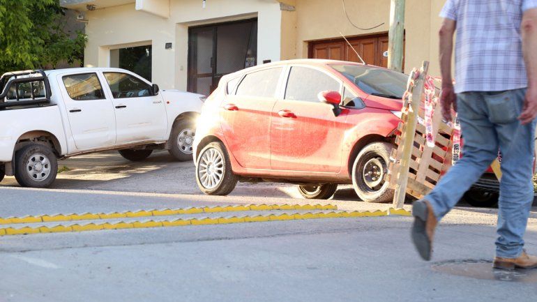 Transitar por la ciudad requiere de gran atención. Al mal estado de varias calles se le suman los nuevos reductores que
