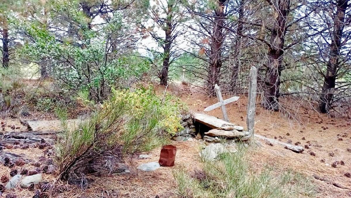 El cementerio mapuche en Villa Pehuenia, en las tierras del exjuz federal Pedro Duarte.
