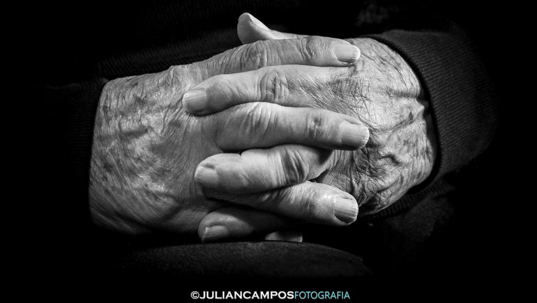 Manos arrugadas, testigos del paso del tiempo, son parte de la muestra Miradas.
