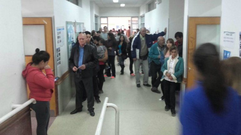 Cada elector demora entre 3 a 5 minutos con el doble sistema de votación en la Capital