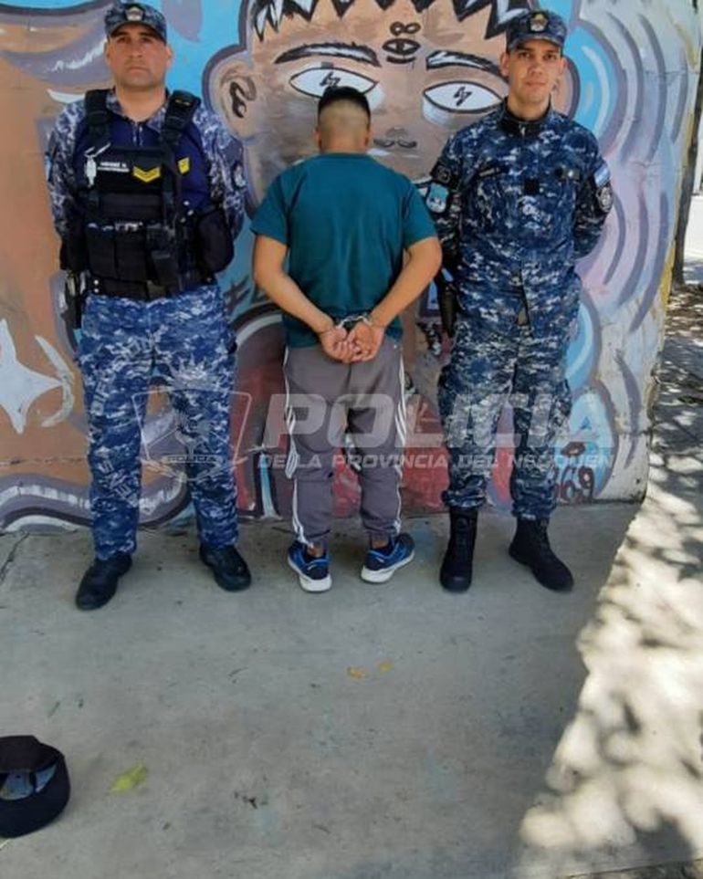 El delincuente que robó la moto fue apresado por personal de la División Motorizada. El delincuente que robó la moto fue apresado por personal de la División Motorizada.