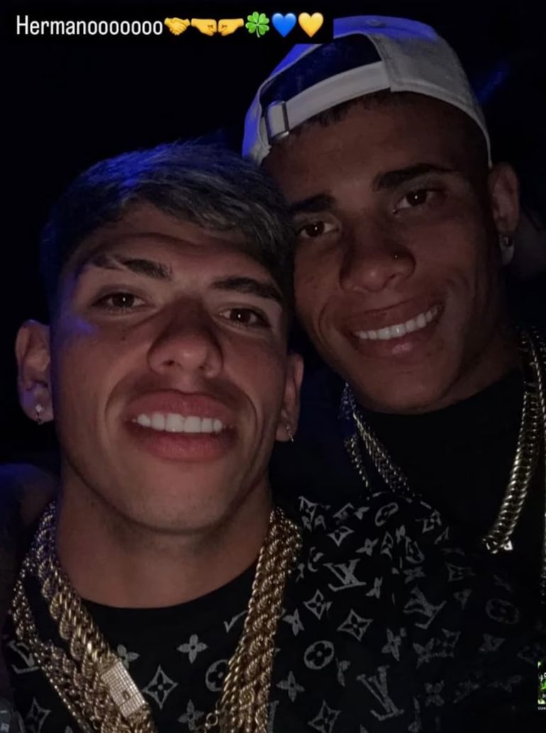 Carlos Palacios con Ayrton Costa en medio de una salida nocturna Carlos Palacios con Ayrton Costa en medio de una salida nocturna