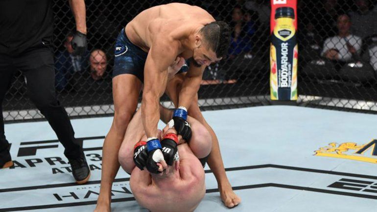 Insólito video: metió terrible nocaut en UFC y en el festejo se lesionó