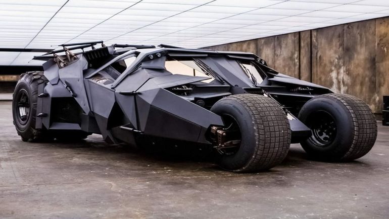 El auto de Batman es icónico en la cultura popular. El auto de Batman es icónico en la cultura popular.