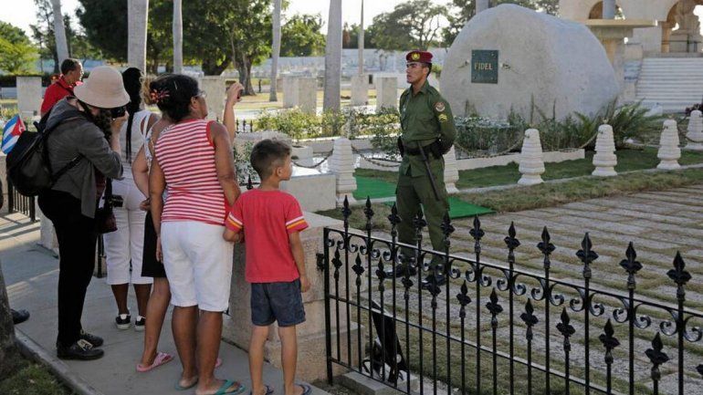 Más de un millón de personas pasaron por el cementerio de Santa Ifigenia.