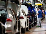 FOTO DE ARCHIVO: Un trabajador con una mascarilla en una línea de montaje de Volkswagen en Wolfsburgo, Alemania, el 27 de abril de 2020. Swen Pfoertner/Pool via REUTERS