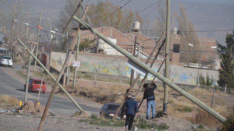 La furia del viento derribó postes de luz, carteles, árboles, techos y paredes.