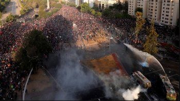 chile no se calma: enorme marcha termino con heridos y detenidos chile no se calma: enorme marcha termino con heridos y detenidos