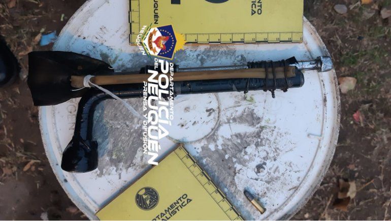 En una de las viviendas allanadas la Policía encontró un arma de fabricación casera.&nbsp;