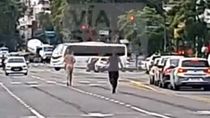 video: salio a correr desnudo y provoco un caos de transito video: salio a correr desnudo y provoco un caos de transito