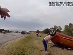 La policía rescata a un bebé que, tras un accidente vehicular, quedó abajo de una auto. Ocurrió en Texas y el hecho quedó grabado en un video que conmueve. La policía rescata a un bebé que, tras un accidente vehicular, quedó abajo de una auto. Ocurrió en Texas y el hecho quedó grabado en un video que conmueve.