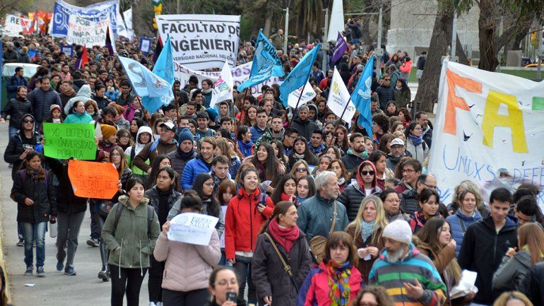 La movilización marchó por la Avenida Argentina hasta la ruta 22 y luego volvió al Monumento a San Martín donde terminaron con un acto.