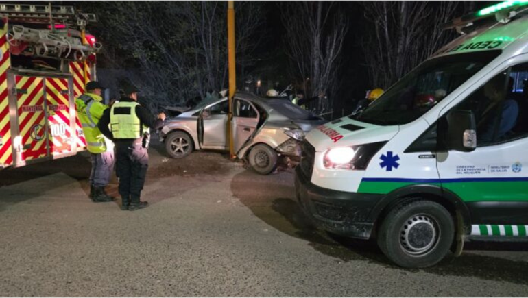 Efectivos de la Comisaría Quinta y del área de Tránsito de Villa Obrera trabajaron en el choque protagonizado por un borracho al volante. Efectivos de la Comisaría Quinta y del área de Tránsito de Villa Obrera trabajaron en el choque protagonizado por un borracho al volante.