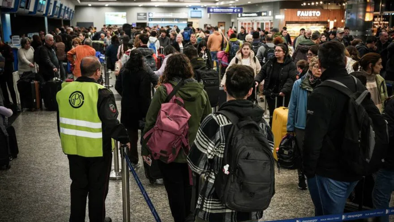 Aerolíneas Argentinas anunció posibles demoras en sesenta vuelos por protesta de pilotos.