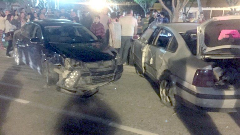 Los dos autos quedaron con importantes daños materiales.