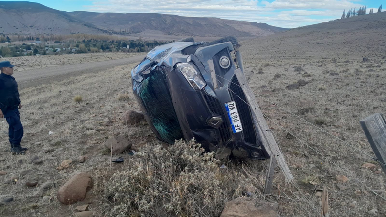 Un fuerte vuelco dejo tres heridos. | LM Neuquen Un fuerte vuelco dejo tres heridos.