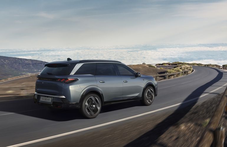 Con tres filas de asientos y capacidad para siete pasajeros, el nuevo Peugeot 5008 es un ejemplo de modularidad para adaptarse a las necesidades de las familias grandes. Foto:Stellantis Con tres filas de asientos y capacidad para siete pasajeros, el nuevo Peugeot 5008 es un ejemplo de modularidad para adaptarse a las necesidades de las familias grandes. Foto:Stellantis