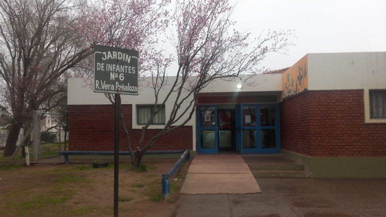 Realizan un abrazo simbólico al Jardín N°6 para reclamar seguridad