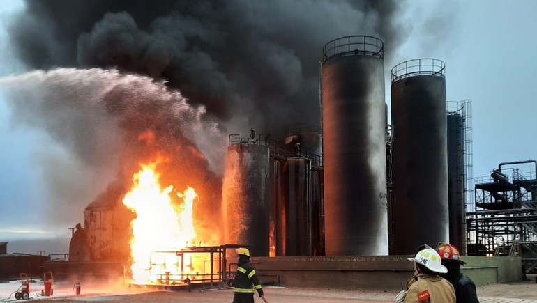 Con la refinería consumida por las llamas peligran los puestos de trabajo en NAO