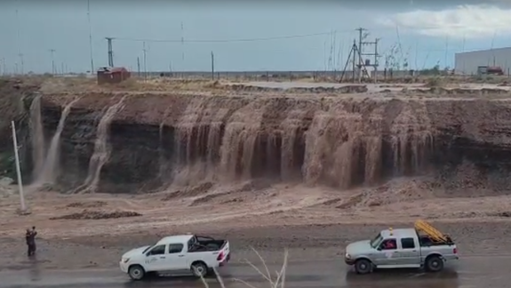 Vialidad arregla la ruta de la cascada en Añelo tras la tormenta