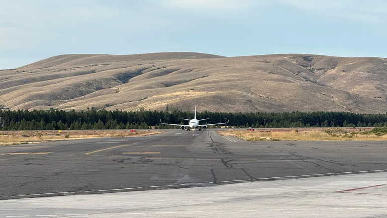 Desde Santiago el Estero: llegó a Neuquén un Boeing 737 para reforzar el combate del incendio en el Valle Magdalena