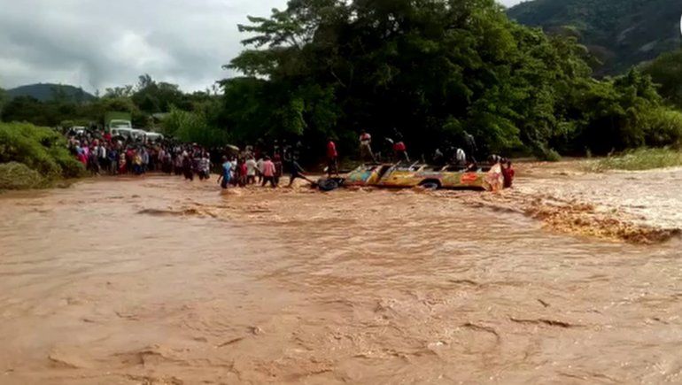 Iban a boda en micro, creció un río y los arrastró: 20 muertos