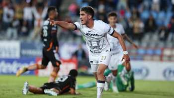 Tuti Del Prete le agradece a Salvio la asistencia para el gol de Pumas. Tuti Del Prete le agradece a Salvio la asistencia para el gol de Pumas.