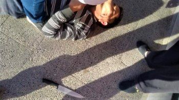 atrapan a violento que amenazaba a la gente con un cuchillo carnicero atrapan a violento que amenazaba a la gente con un cuchillo carnicero