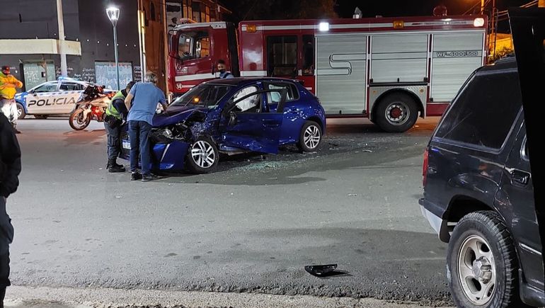 Rescataron a dos personas atrapadas en un auto tras un violento choque