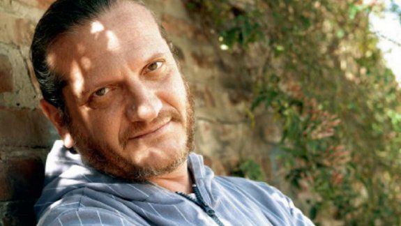 Con propuestas teatrales y radiales para democratizar la filosofía. Además de Desencajados, Darío Sztajnszrajber se sube a escena junto a &nbsp;Felipe Pigna con Preguntas de la historia y la filosofía. En tanto, los lunes de 18 a 20 conduce el ciclo radia